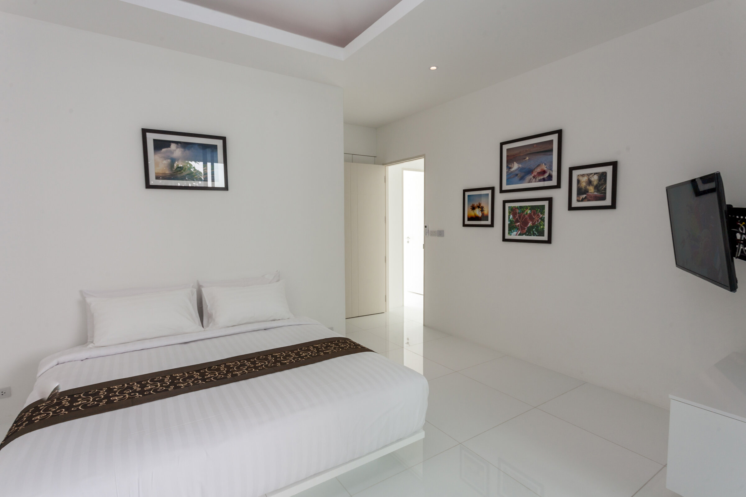 Villa Daizo luxurious ensuite bathroom with jacuzzi bathtub